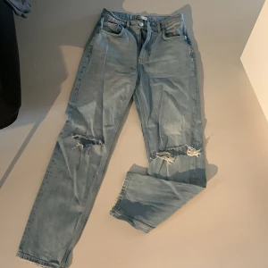 Gina tricot jeans med slitningar  - Använd väldigt få gånger, som nyskick!  Strl 36  Rak modell, ljusblå 