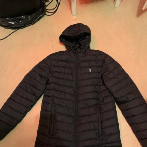Polo jacka storlek S  - Nästan oanvänd. Större slags modell. 