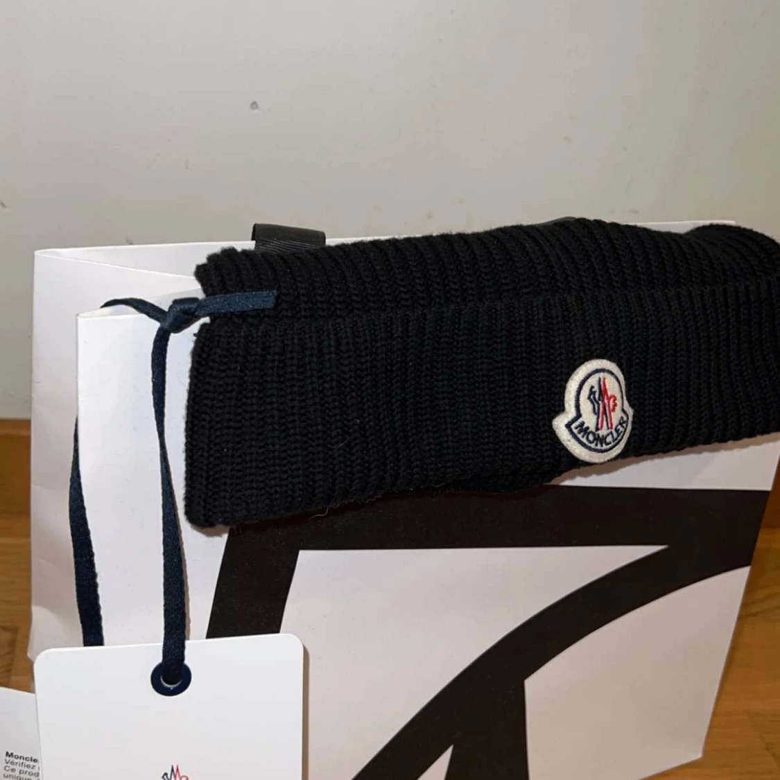 Moncler mössa (äkta)