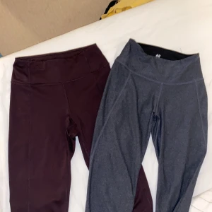 Träningsbyxor grå/burgundy - Två fina träningsbyxor som är knappt använda. Skicka ms om fler bilder. Burgundy är från SOC (xs) köpt på intersport, stretchiga och sköna, funkar som s också. Grå (xs) från HM som funkar som s också är sköna och stretchig. Båda bra kvalitet. 150 för båda