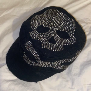 keps med små rhinestones - justerbar keps med cool design. finns några små defekter och vissa rhinestones har trillat av men det är inte något man lägger märke till! 💋