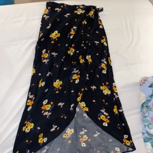  kjol från H&M  - En väldigt fin sommrig lång kjol som passar perfekt till sommaren🤩storlek 34 men funkar som s också. 