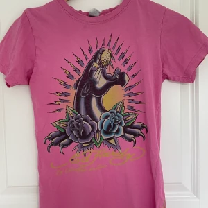 Ed Hardy t-shirt strl S - Rosa t-shirt med motiv från ed Hardy. Bra skick. Frakt står på den som köper!