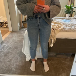 Blåa High Waist Straight Jeans - Blåa jeans från Only. Säljer då de är försmå för mig. Skriv privat vid fler frågor eller ifall ni vill ha fler bilder💗