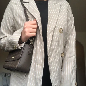 Nelly kappa EU 36 - Beige/vit randig kappa från NLY trend i storlek 36. Helt oanvänd.
