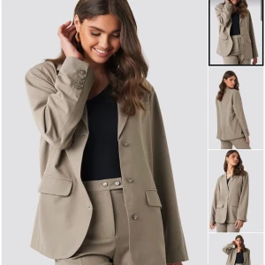 NA-KD blazer, storlek M - En helt oanvänd blazer i färgen beige. Säljer denna då den inte har kommit till användning. Har ni några funderingar är det bara att höra av er! Går även att frakta, men står ej för frakten.
