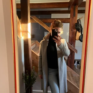 DAY yllekappa storlek 34  - Jättefin yllekappa från DAY  Storlek 34  95% wool Nypris . 4000 kr 