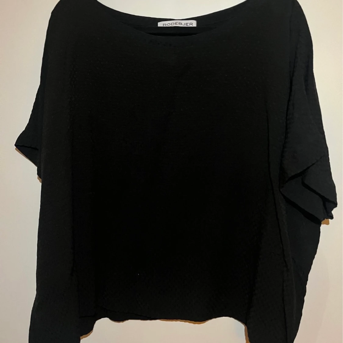 RODEBJER, svart blus fint mönster, strl M (fint skick!)