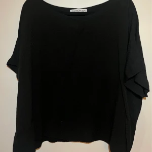 RODEBJER, svart blus fint mönster, strl M (fint skick!) - En jättefin svart blus / oversizetopp i fint material & diskret mönster från det populära märket Rodebjer, storlek M. 