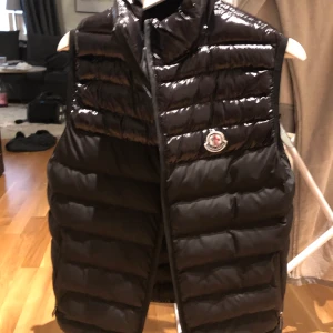 Moncler Väst - Tja, har en moncler väst i storlek XL, dom är ganska små i storlek så passar folk med L eller M också! Bra skick förutom att ena fickan är lite trasig.