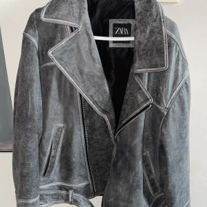 Oversized skinnjacka - En grå oversized skinnjacka från zara, trendar på tiktok. Köpt på killavdelningen o är använd 2 ggr. Köpt för 1600