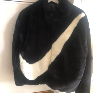 Nike Vinterjacka - Jättemysig jacka från Nike, storlek M, aldrig använd