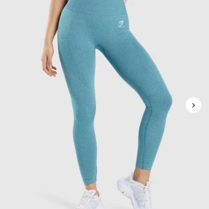 Gymshark tights - Helt oanvända tights från Gymshark i storlek M. Färgen är som på hemsidan (första bilderna) och suuuper stretchiga och mjuka.