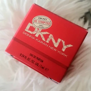 DKNY Parfym Mini 7ml - Sjukt söt mini version. Fraktsumman blir 39kr (frakt m frimärke) vid direkt swish till mig, välj ej Köp Nu isåfall. Samfraktar för minsta möjliga frakt kostnad för dig. Kontakta mig angående detta