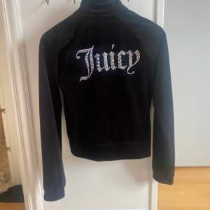 Juicy couture tröja som är väl använd men i väldigt bra skick köp