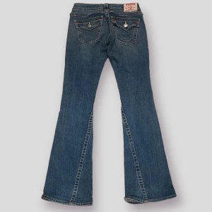 true religion jeans - snygga truey jeans! skitball färg och stitching!  grym passform! Kom DM vid frågor! 💜🖤 #BenimDenim   innerben, 75cm ytterben, 95cm midja, 25