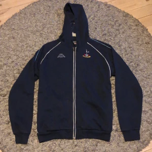 Kappa zip hoddie  - Säljer en kappa zip hoddie i storlek XL. Passar på folk som är 185. Inte mycket använd så är i bra skick.