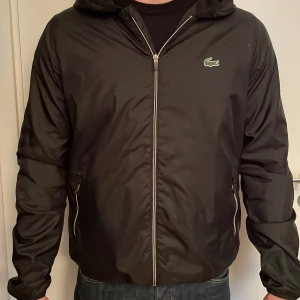 Lacoste vind/regn jacka - Hej! Säljer min Lacoste vind/regn jacka eftersom den är för liten. 