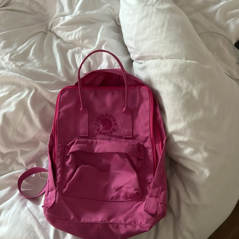 Rosa Fjällräven ryggsäck använd i 3 månader. Jättebra skick har nån fläck som går att tvätta bort . Laukut & Käsilaukut.