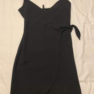 En super nice svart klänning för fest etc! Har bara använts 2 gånger. Ord pris 199!