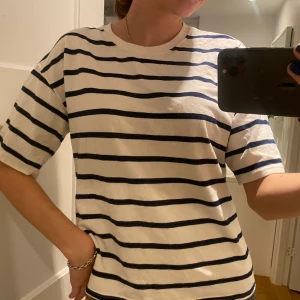 Randig t shirt  - Randig t-shirt i lite tjockare material! Lite större i modellen med väldigt snygga ärmar 😍❤️