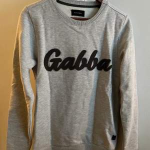 Säljer en Gabba tröja i strl S  Skickas för 66kr Spårbart paket 
