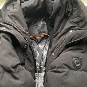 Hollies jacka strl 38!  - En Hollies jacka från 3 år tillbaks. Inga defekter, och ser ut som ny. Säljes pga vill köpa en annan jacka. Köpte för ca 5500! Sitter jättefint på och håller dig varm hela vintern! Passar många storlekar. Kontakta om du är intresserad❤️ äkta päls ingår!