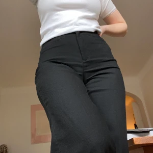 Svarta kostymbyxor  - Säljer mina svarta kostymbyxor från monki i storlek 32 då de blivit försmå. Otroligt sköna och snålt använda. Passar mig bra i längd och ben som är 160😊