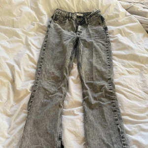 Zara jeans - Gråa jeans ifrån zara. Passar perfekt till allt men har blivit för små så säljer därför vidare. Har slits på benen. Köparen står själv för frakten. 