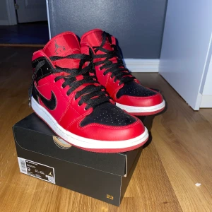 Jordan 1 Reverse breed  - Köpta 2022 sommaren knappt använda  Storlek 42,5 
