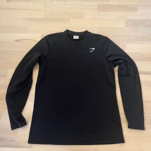Gymshark tröja nyskick - Gymshark tröja i storlek M, aldrig använt den utomhus endast prövat den hemma. Bud från 100:-