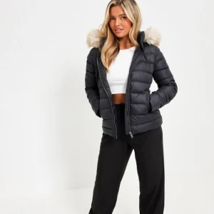 Tommy hilfiger - En helt ny jacka aldrig använd. Ny pris 2499kr säljer för 2000, privata bilder vid intresse. Prislappen finns kvar och har kvitto. OBS! Om man vill det ska frktas så står inte jag för det! 