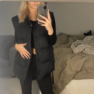 Snygg väst - Säljer nu min oversized väst, de är en varm dunväst som kan användas året runt. Köpt för något år sen men använt några få gånger.