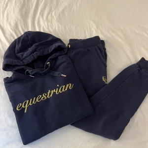 Marinblå mjukisset, strl S  - Mjukissetet är använd några få gånger! Den har en så fin färg och är så mysig. 