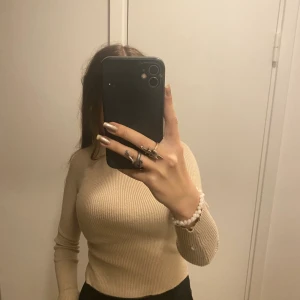Fin beige tröja  - Passar alla storlekar upp till M? Beroende på hur man vill att den ska sitta. En fin beige tröja som är perfekt till hösten ifrån bikbok. Tröjan är i nyskick och använd 4-5 gånger. Finns inga defekter på tröjan😁
