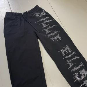 Sweat pants - Svarta sweat pants med diamantstenar. matchande sweater finns på också till salu 🖤