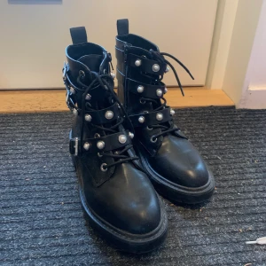 Fina skor med pärlor - Så snygga skor/kängor!!! Köpta på plick i använt skick men har inte alls kommit till användning, saknas en pärla sen tidigare men inget som syns utanpå🖤 Från pull & bear från börjar, säljer för 120 + frakt! 