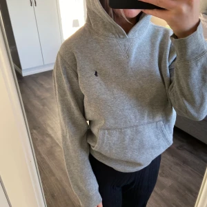 Ralph Lauren Hoodie  - Superfin hoodie från Ralph lauren. Strl S och i nyskick. Nypris 1195kr säljer för 700kr