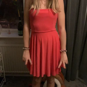Neon rosa klänning - En neon rosa klänning från bikbok. Aldrig används 