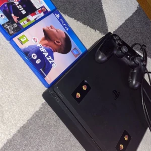 Playstation 4 med kontroll + FIFA 21 & FIFA 22 - Funkar som vanligt  Inget fel  Ingår HDMI   Pris kan sänkas 