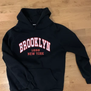 Svart hoodie  - Gosig svart hoodie med luva💞💞