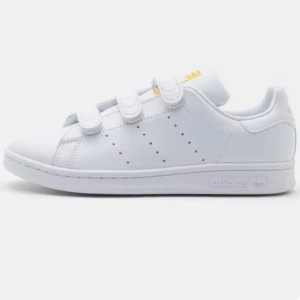 Adidas Stan Smith - Vita nästan helt oanvända Adidas Stan Smith skor, i strl 39 1/3, skriv privat för fler bilder!  Säljer för 550kr + frakt💓