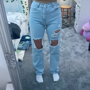Jeans med hål - Ljusblåa jeans med hål i, passar bra på långa ben och väldigt snygga, köpte de förra hösten och har inte använt så mycket❤️Däremot hade ett av hålen rivits upp så jag sydde igen det med symaskin därav nersatt pris men jag tycker inte att man tänker på det💕