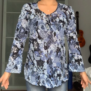 Blå Meshtröja - En superfin blå meshtröja med en massa glitter. Från Kappahl och är i storlek L, kan dock knytas upp.