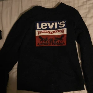 Snygg Levi’s sweatshirt st medium  - En levi’s sweatshirt inget fel på den topp skick rensade garderoben❤️