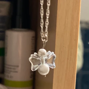 Söker ängel halsband - Köpte detta halsband på plick och vill så gärna köpa en till, men jag hittar/kommer inte ihåg vem de va jag köpte den av (av en SB). Hör av dig om du säljer ett exakt likadant marmor ängel halsband med silver kedja!💗😇