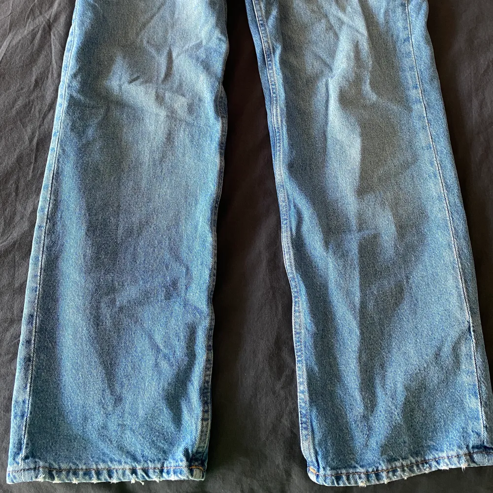 Jeans från H&M (loose straight, high waist) i storlek 38🥳🥳. Jeans & Byxor.