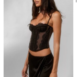 UO Modern Love Corset - Säljer min populära Modern Love korsett från UO! Har bara använt den 1 gång :)  inga anmärkningar 