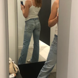 Lågmidjade jeans - Ljusa lågmidjade jeans med stora fickor. Köpta på secondhand i somras. Bra skick och bekväma! Klippt av dem längst ner då de var väldigt långa. Passar mig som är 168 i längd 
