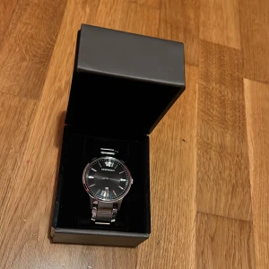 Emporio Armani Klocka - Nypris: 3090kr (Klockmagasinet) | Modell: Ar11181 | 43 mm | Rostfritt stål | Silver färgad med svart urtavla | Nyskick, endast använd ett par gånger.
